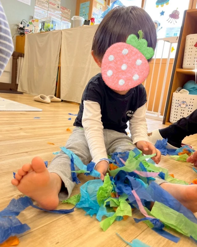 おはな紙で遊びました🌷  ビリビリ破いてみたり
手の上に乗せ、ふぅ〜っと吹きかけて
とばしてみたり🫧
保育士が上からヒラヒラ〜っと
すると大はしゃぎな園児たちでした😆🩵  #ゆうわ保育園#企業型保育園#小規模保育園#藤井寺市#羽曳野市#室内遊び
