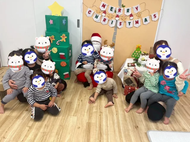 クリスマス会をしました🎄
サンタさんが大きなプレゼントを持ってきてくれて
みんな大喜びでした🎁🎅  #ゆうわ保育園#小規模保育園#企業型保育園#藤井寺市#羽曳野市